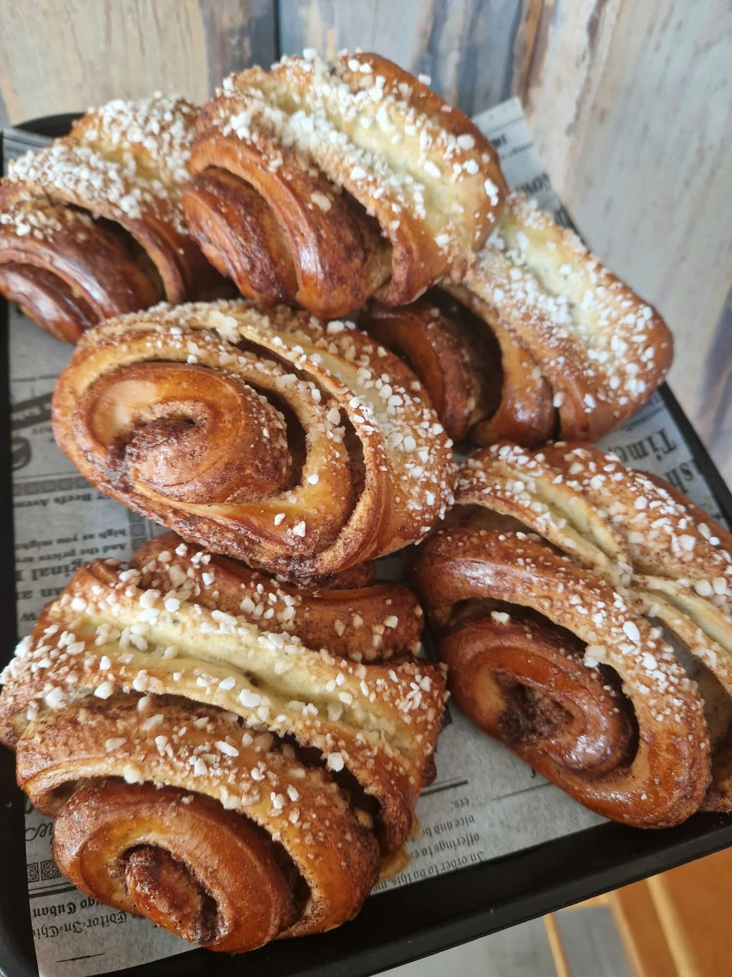 Raesokerilla kuorrutettuja korvapuusteja tarjottimella